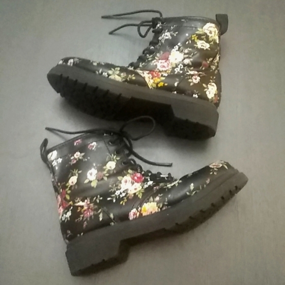 Cherokee Lace Up Boots - Picture 3 of 6